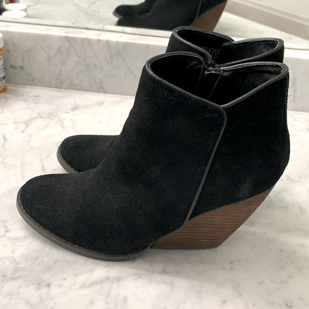 Very Volatile black wedge boot